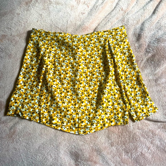 Size 8 flower mini skirt - Picture 1 of 2